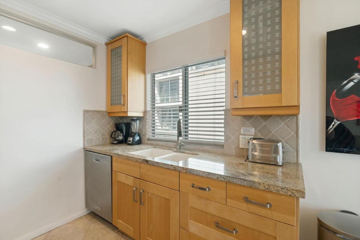 Apartment The Andalusite - Oceanfront Steps From The